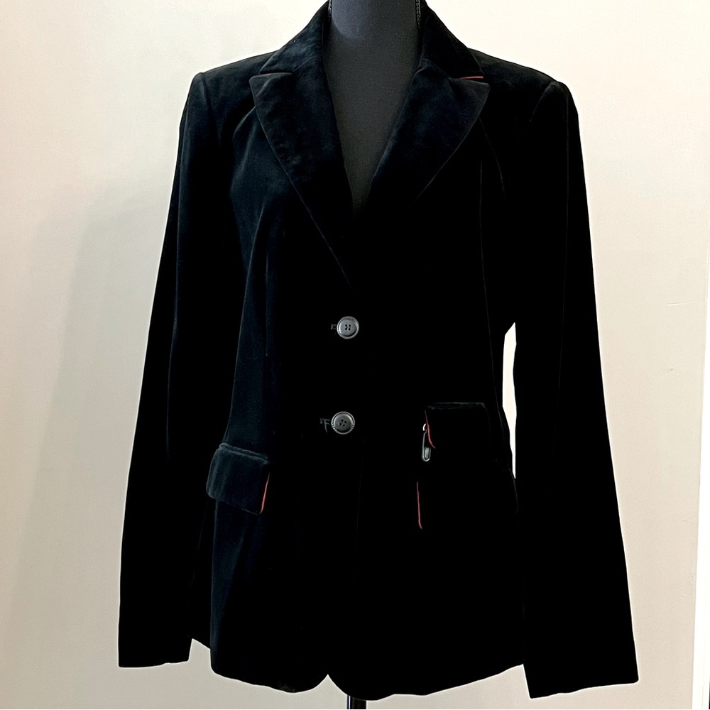 Sophisticated velvet blazer from Barbour. Red accent. Size 14.
Great base piece!